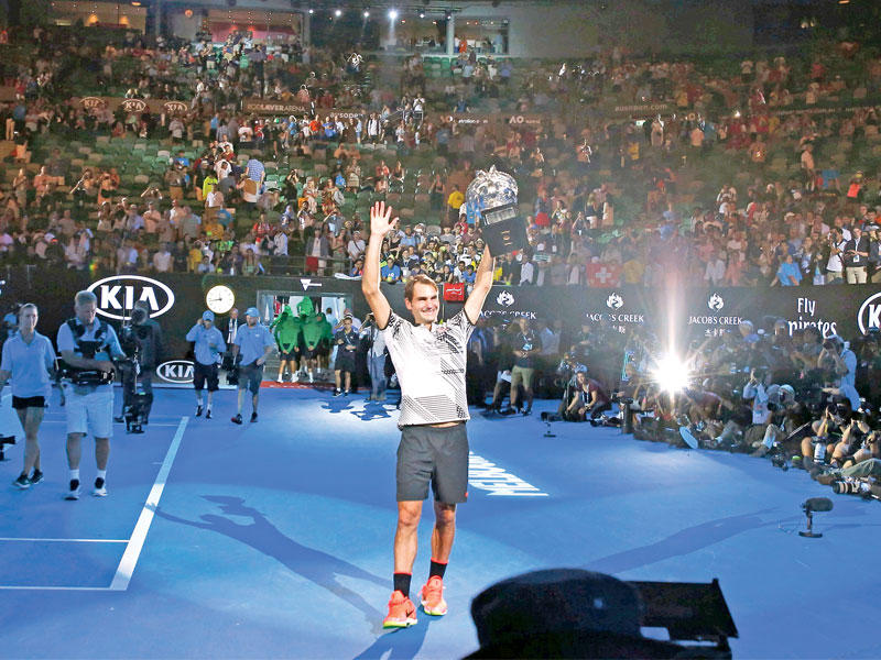 السويسري فيدرر يحمل كأس بطولة أستراليا