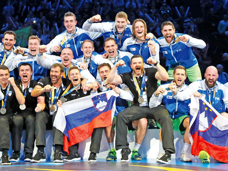 فرحة لاعبي سلوفينيا بعد الفوز بالميدالية البرونزية