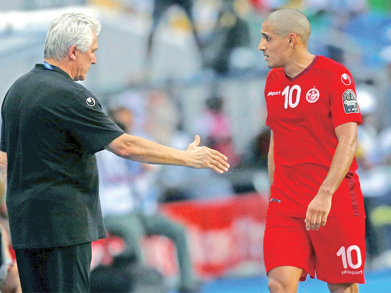 لاعب تونس وهبي خزري يرفض مصافحة مدربه كاسبرجاك بعد استبداله 