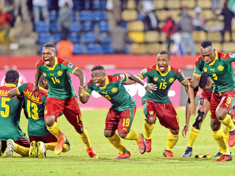 لاعبو الكاميرون يحتفلون بالتأهل