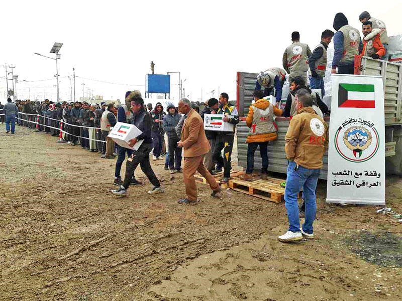 جانب من توزيع مواد غذائية على النازحين في مدينة كركوك 