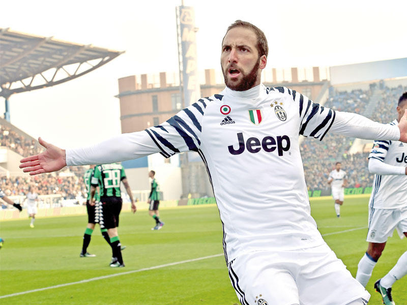 هيغواين نجم يوفنتوس يحتفل بهدفه في مرمى ساسوولو