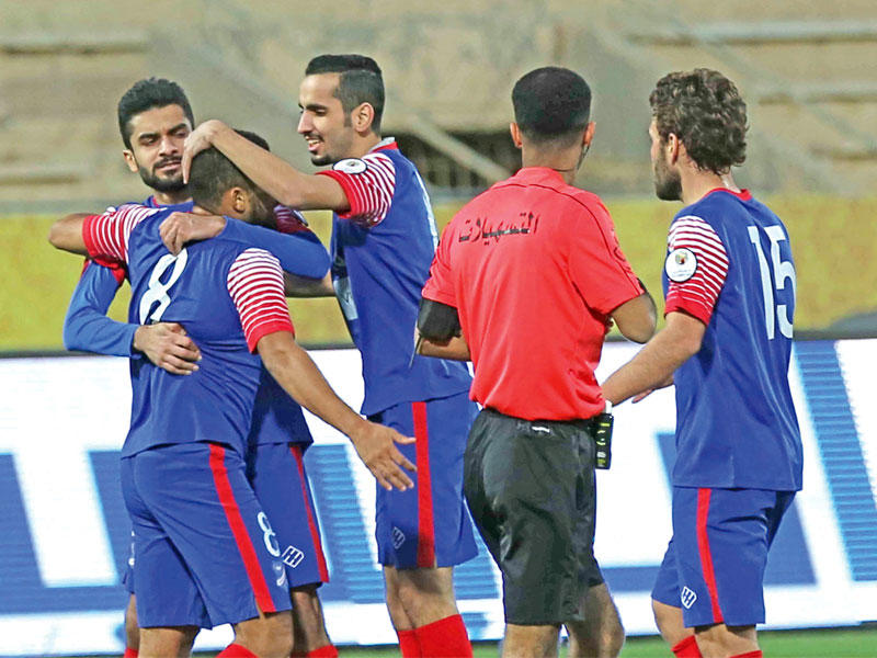 لاعبو التضامن يحتفلون بعد الفوز على الجهراء