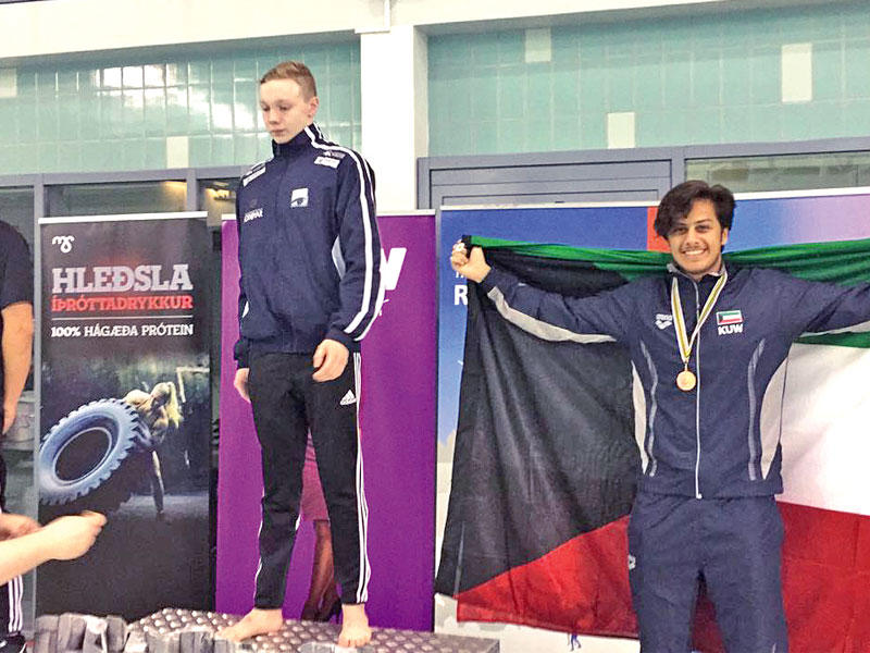 وليد عبدالرزاق يرفع علم الكويت 