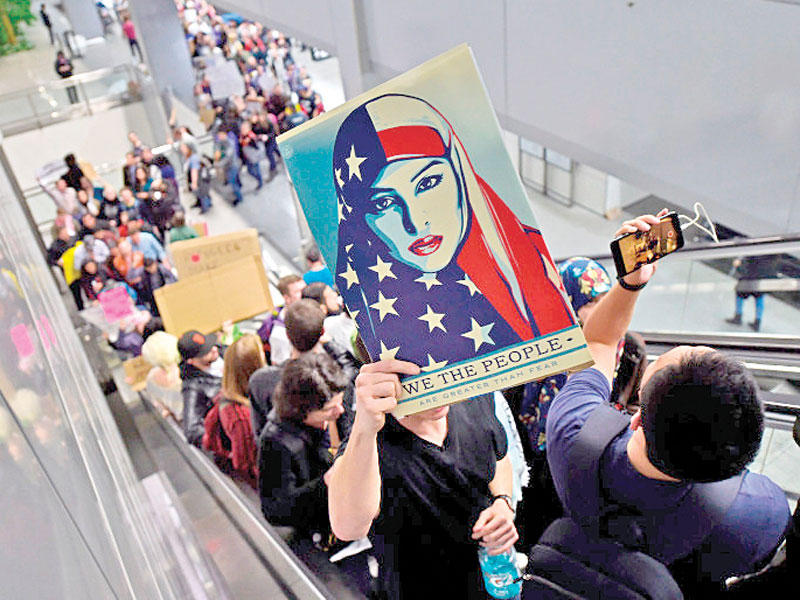 احد اليافتات لمعارضه تكبيل الطالبة السودانية نسرين الأمين