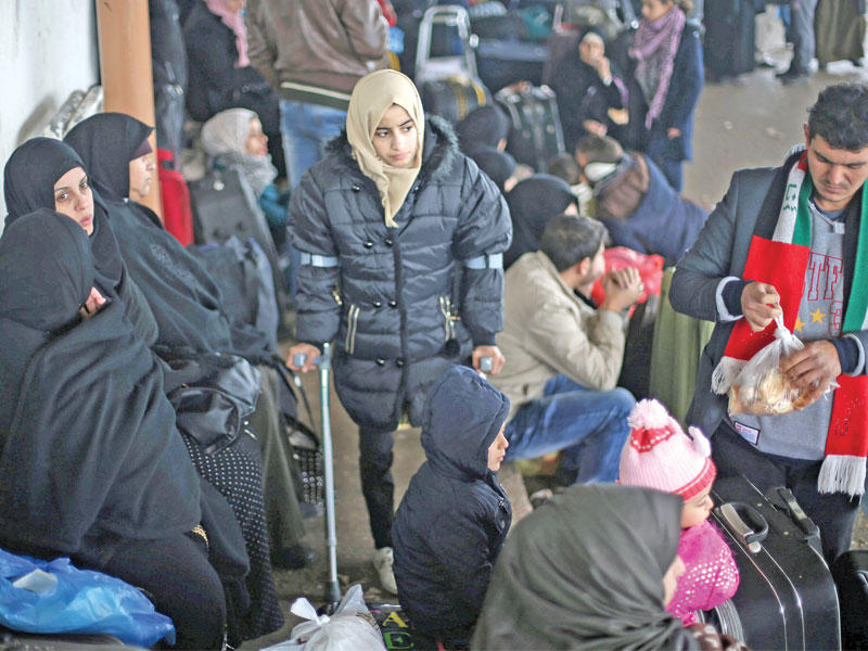 فلسطينيون بانتظار السماح لهم بالمرور عبر منفذ رفح البري بين سيناء وقطاع غزة بعد فتحه لليوم الثاني على التوالي لعبور الحالات الإنسانية أمس    (رويترز)