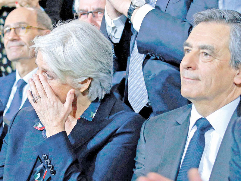 بنيلوبي زوجة فيون في لحظة تأثر خلال تجمع انتخابي في باريس أمس       (رويترز)