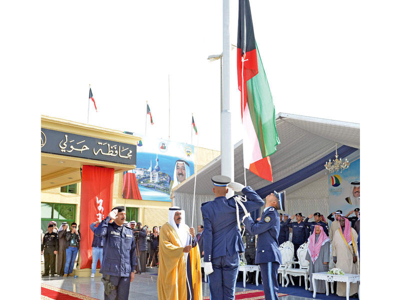 محافظ حولي يرفع علم الكويت