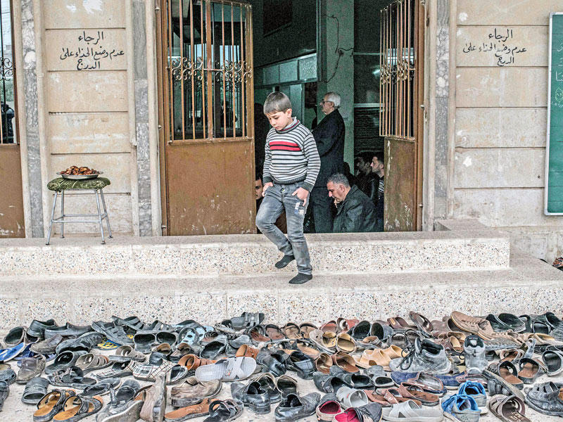 فتى عراقي يخرج من أحد المساجد في شرق الموصل قبل أيام  (أ ف ب)