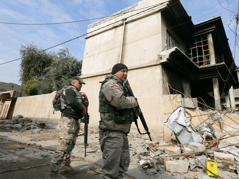 الجيش العراقي يجتمع خلال معركة مع مقاتلي داعش في الراشدية شمال الموصل