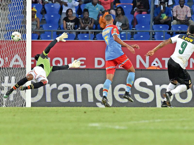 نجم غانا جوردان آيو يسجل هدف التقدم في مرمي الكونغو الديمقراطية 