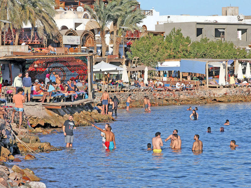 مصريون وسائحون يستمتعون بالطقس الجميل في منتجع دهب على البحر الأحمرt(إي بي أيه)