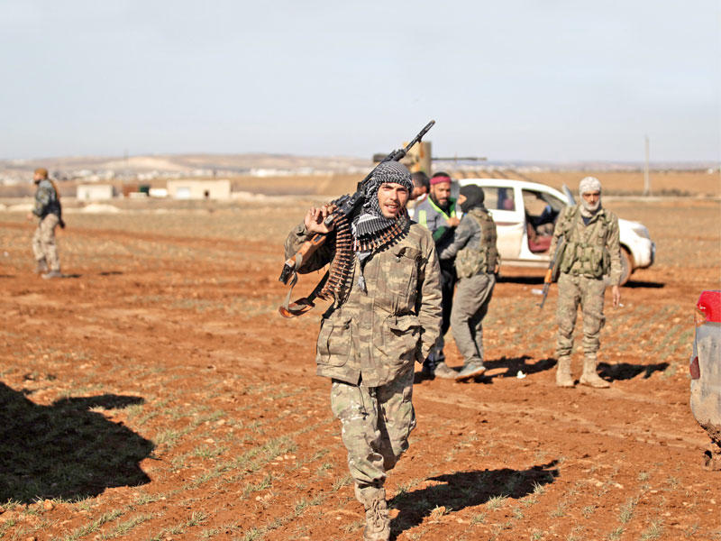 مقاتلون سوريون على مشارف مدينة الباب أمس الأول (رويترز)