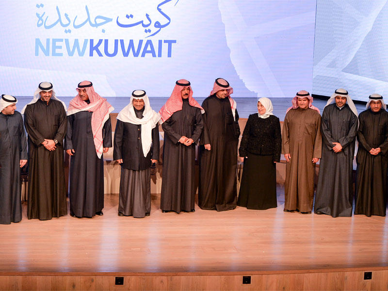 المبارك يتوسط أعضاء حكومته بعد تدشين حملة «كويت نيو» أمس (تصوير رائد قطينة)