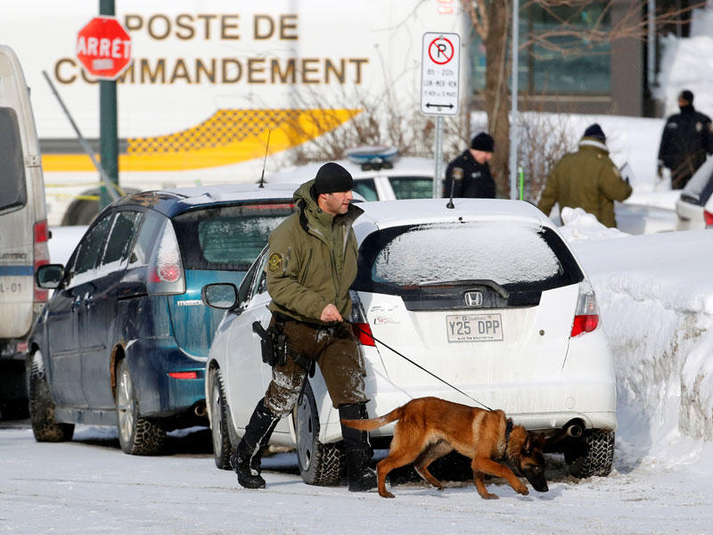 شرطيون يقومون بتأمين محيط المركز الثقافي الإسلامي وسط كيبيك أمس (رويترز)n