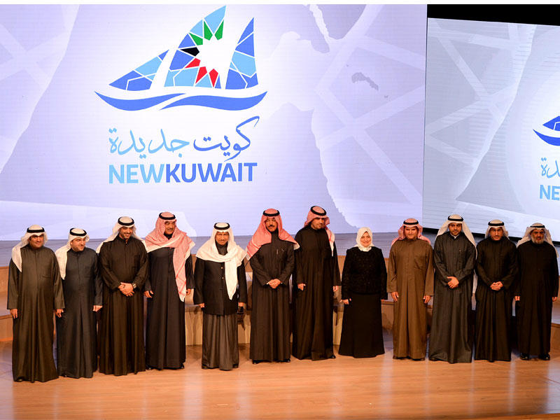 المبارك متوسطاً أعضاء الحكومة خلال تدشين حملة «كويت جديدة» (تصوير رائد قطينة)