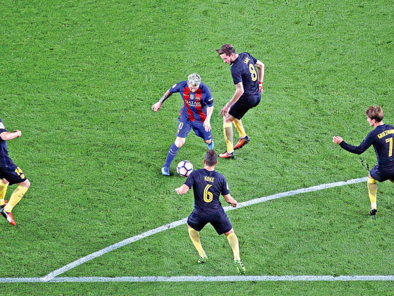 ليونيل ميسي نجم البرشا محاطاً بلاعبي أتلتيكو خلال مواجهة الفريقين سبتمبر الماضي