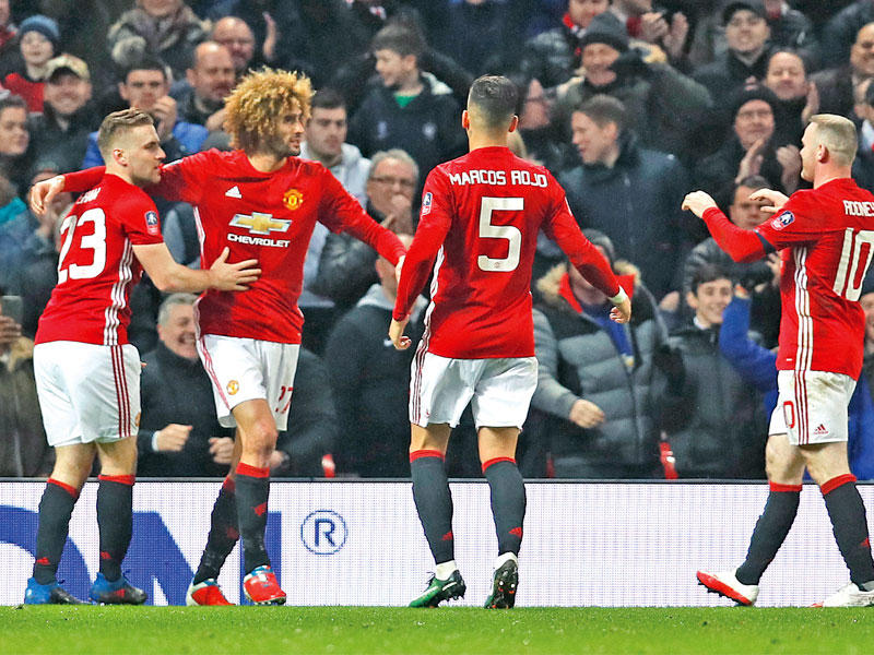 لاعبو مانشستر يونايتد خلال مباراة سابقة