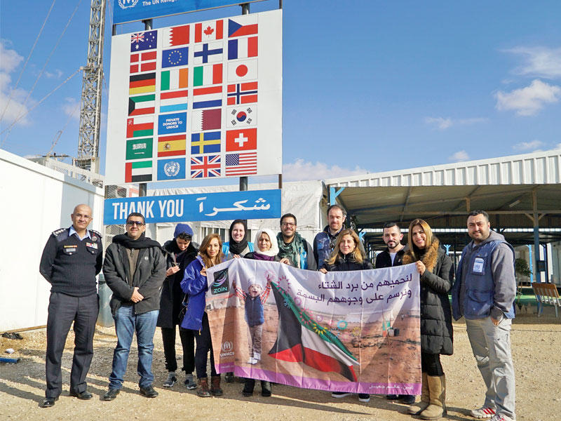 إيمان الروضان ود. حنان حمدان مع مسؤولي «زين» والمفوضية أثناء الزيارة الميدانية 
