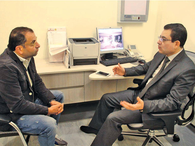  د. ميشيل موريس متحدثاً إلى الزميل عادل سامي