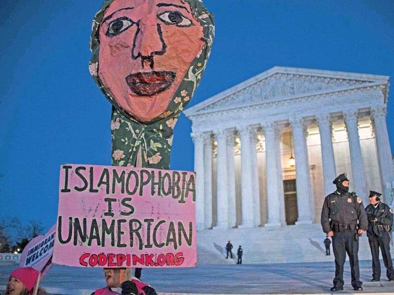 جانب من التظاهرة التي دعا إليها الحزب الديمقراطي خارج المحكمة العليا في واشنطن أمس الأول ضد حظر ترامب   (أ ف ب)