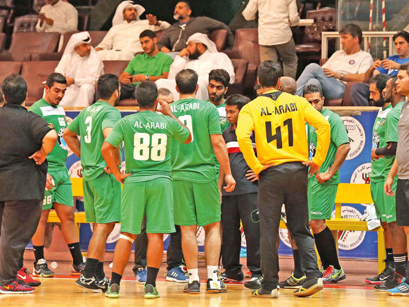 لاعبو العربي في لقاء سابق