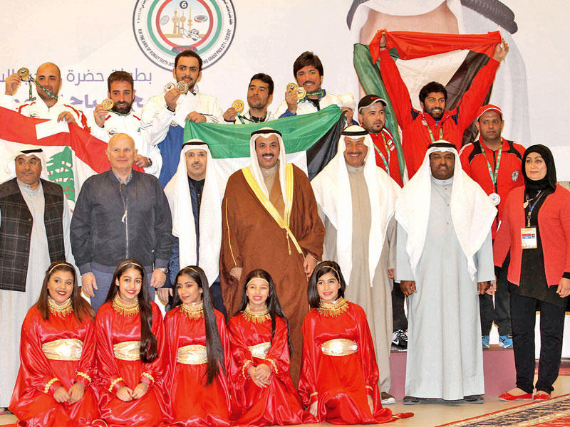 منتخب الكويت الفائز بالمركز الأول على منصة التتويج