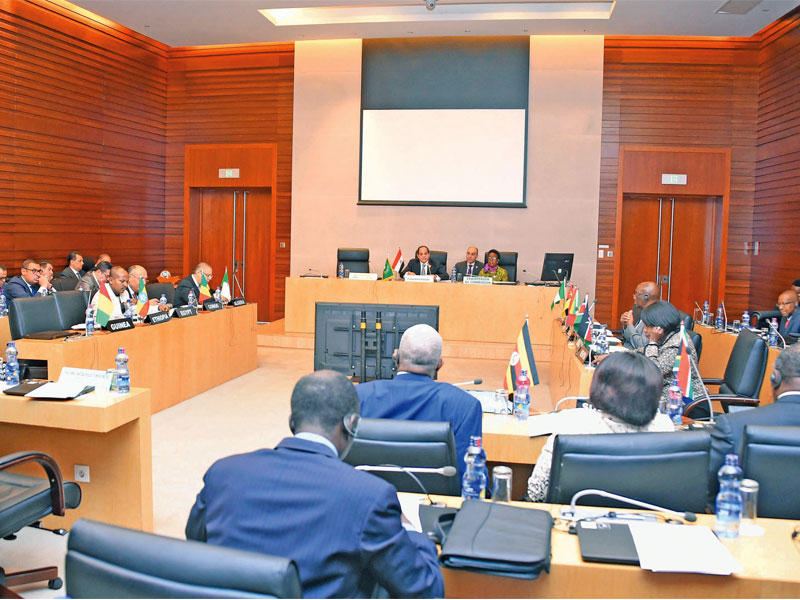 السيسي مجتمعا باللجنة الإفريقية المعنية بالتغير المناخي على هامش مشاركته بالقمة الإفريقية في أديس أبابا أمس   (الرئاسة المصرية)