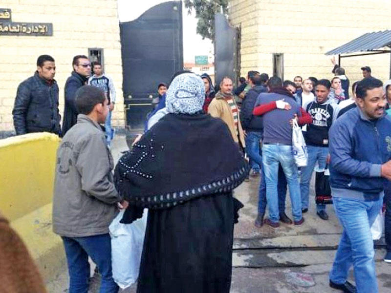 لحظة لقاء الأهالي بالمفروجين عنهم من السجون المصرية