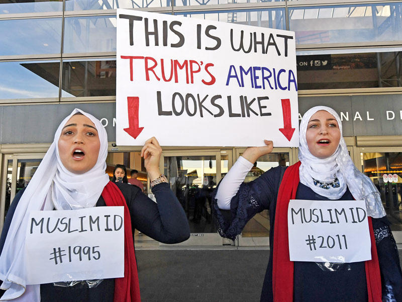 نور هندي وشام نجار أميركيتان تتحدران من سورية تعترضان على حظر ترامب في لوس أنجلس مساء أمس الأول (أ ف ب)