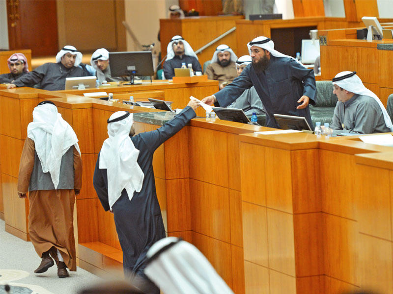 الكندري يقدم الطلب الموقع من النواب بطرح الثقة في الوزيرt(تصوير عبدالله الخلف)