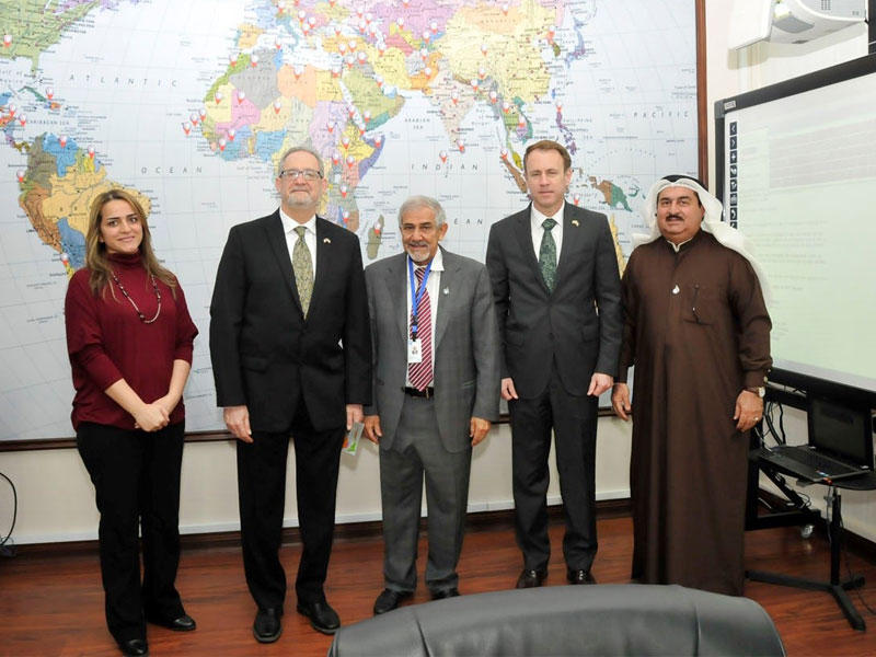 رئيس مجلس إدارة جمعية الهلال الأحمر الكويتية الدكتور هلال الساير خلال لقائه مع سفير الولايات المتحدة الامريكية لدى البلاد لورانس سيلفرمان
