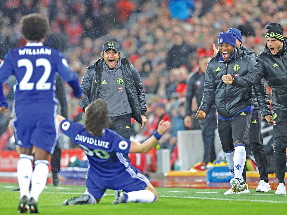 لويز نجم تشلسي يحتفل بهدفه في مرمى ليفربول