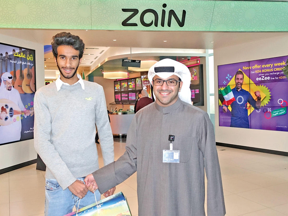 الفائز أثناء تسلم الجائزة الكبرى