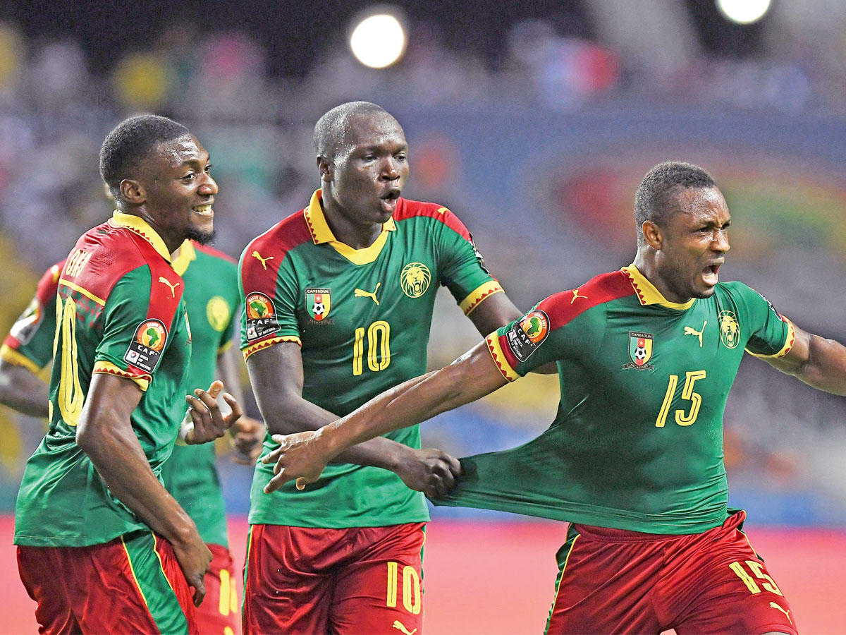 ... ولاعب خط الوسط الكاميروني سيباستيان يحتفل بعد تسجيله هدفاً في غينيا بيساو  (أ ف ب)