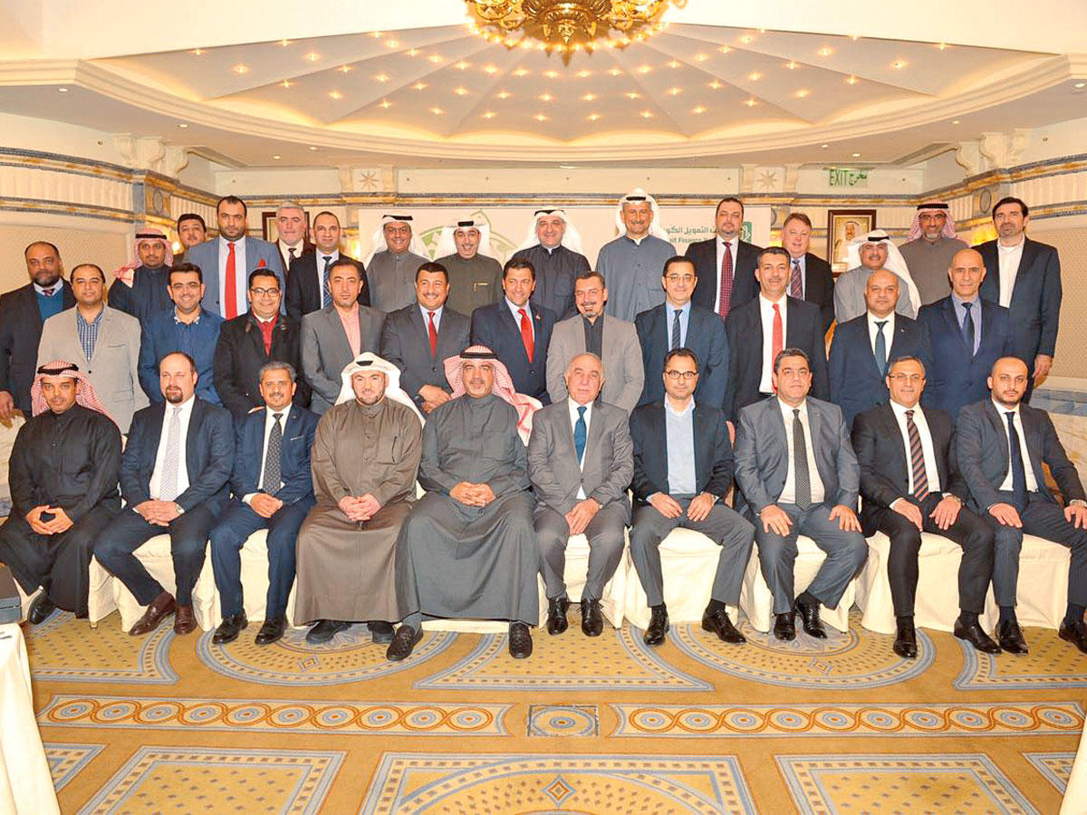 لقطة جماعية للمكرمين ومسؤولي «بيتك» يتوسطهم مندني
