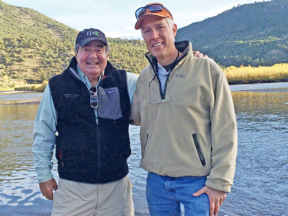 القاضي الراحل سكاليا بجانب غورستش  بولاية كالورادو عام 2014 (رويترز)