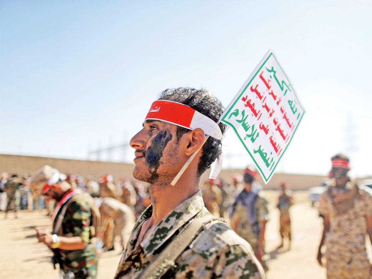 مقاتلون حوثيون في استعراض بصنعاء قبل توجههم الى القتال أمس         (رويترز)