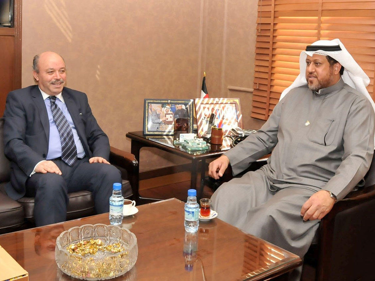 المدير العام لجمعية الهلال الاحمر الكويتي بالوكالة عبدالرحمن العون مستقبلا سفير الجزائر لدى الكويت عبدالحميد عبداوي