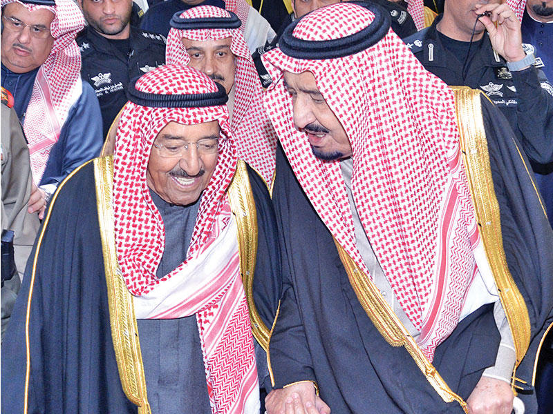 خادم الحرمين مستقبلاً سمو الامير لدى وصوله إلى المملكة امس