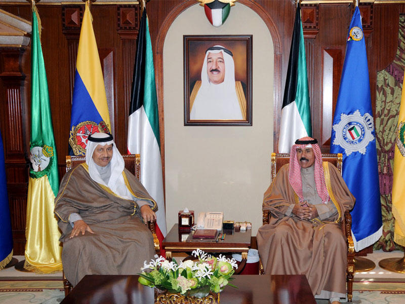 سمو ولي العهد الشيخ نواف الأحمد مستقبلاً سمو رئيس مجلس الوزراء الشيخ جابر المبارك