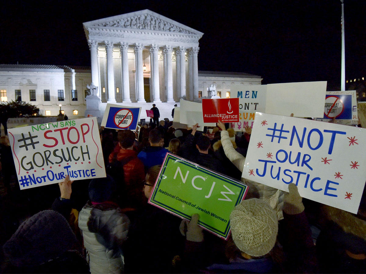 متظاهرون خارج المحكمة العليا في واشنطن أمس بعد إعلان ترامب مرشحه ( أ ف ب)