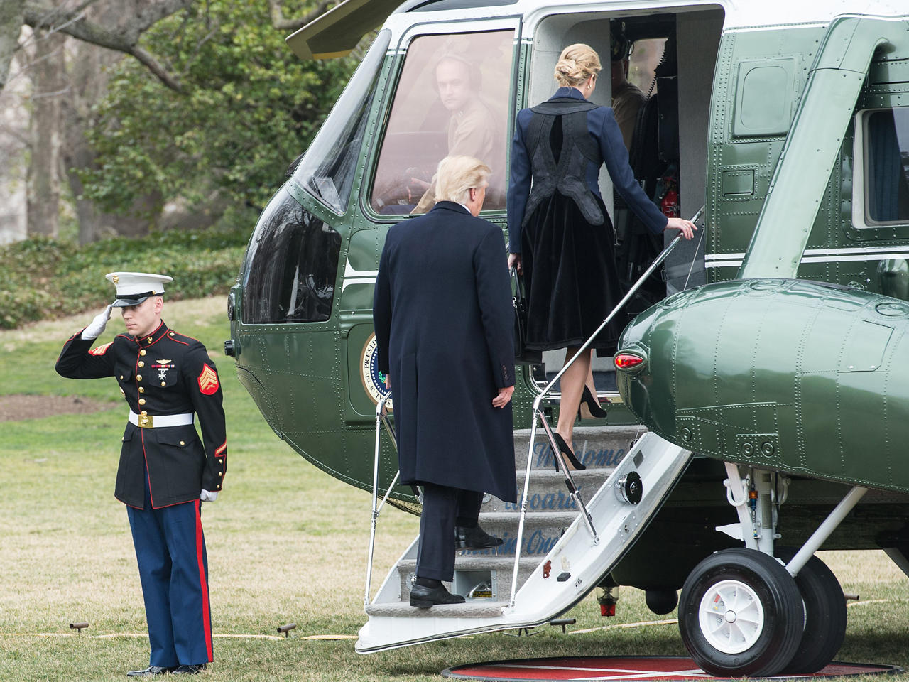 ترامب وابنته إيفانكا قبل اتجاههم إلى قاعدة دوفر الجوية.