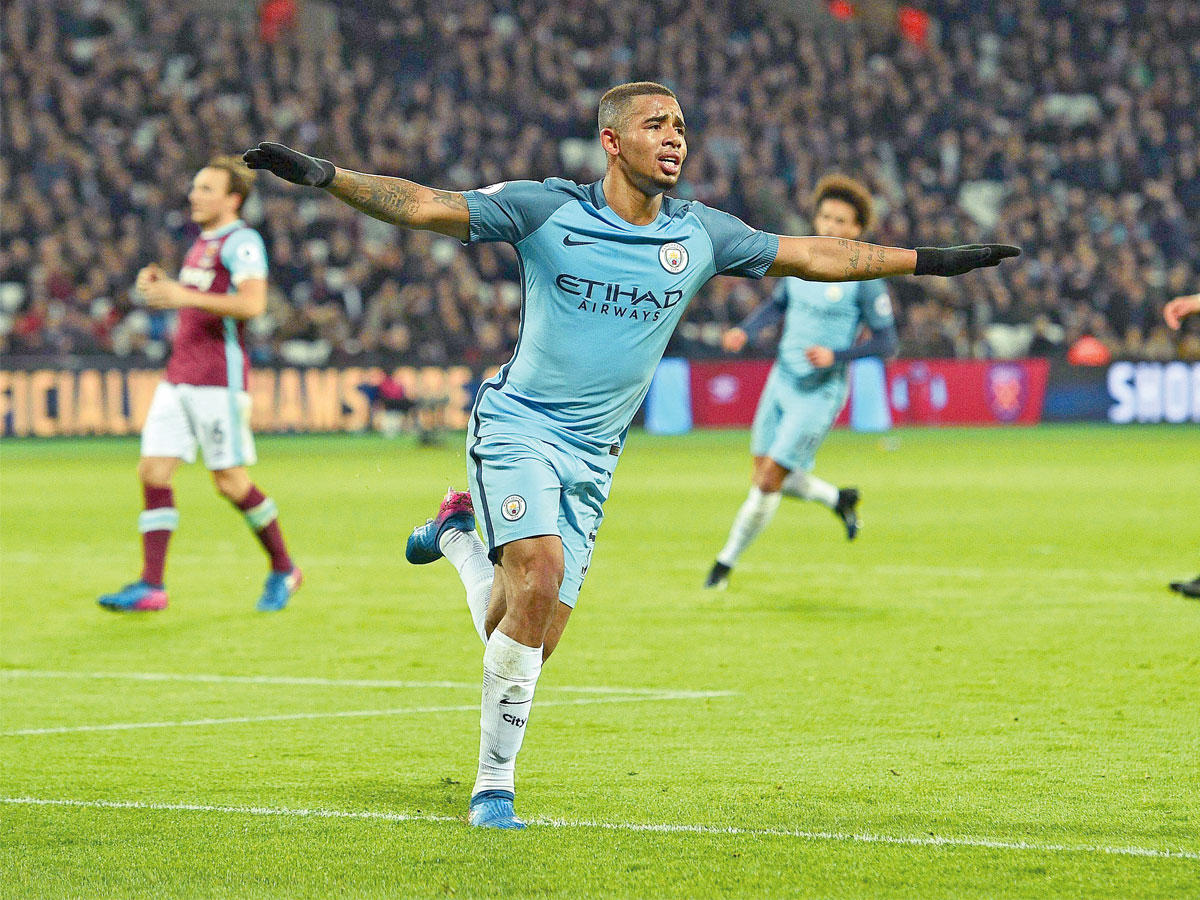 غابريال جيسوس نجم مانشستر سيتي يحتفل بهدفه