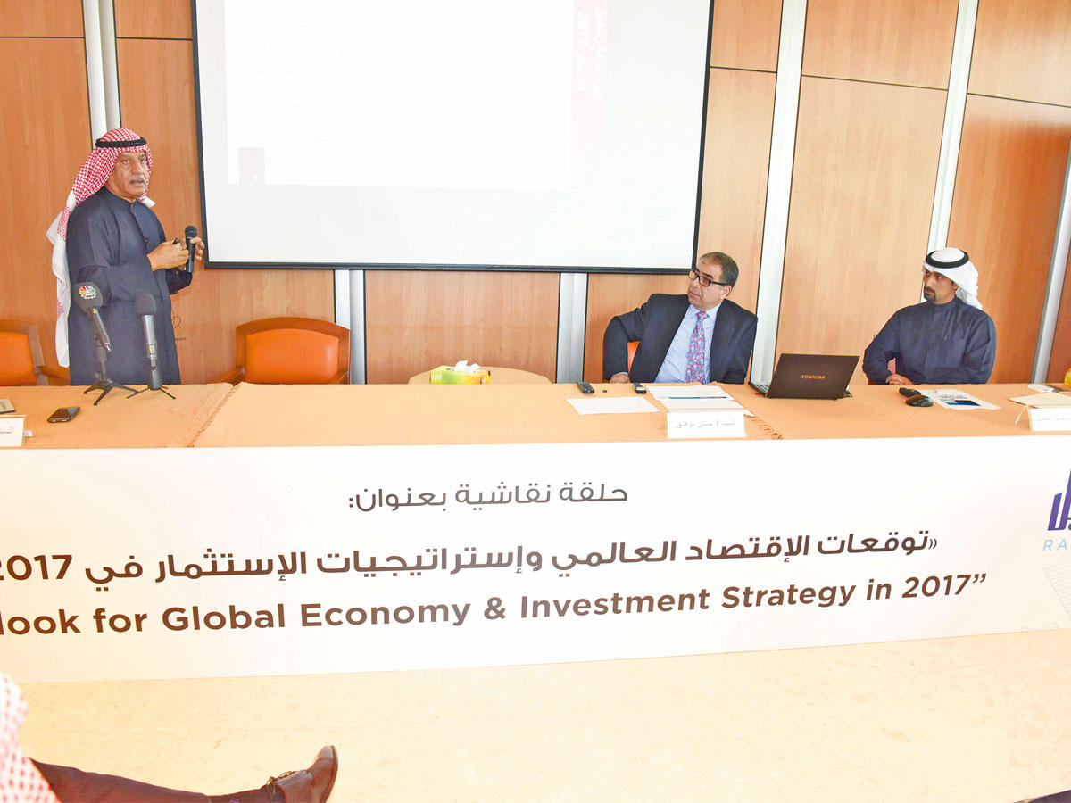 الدخيل وتوفيق والسعدون خلال الندوة