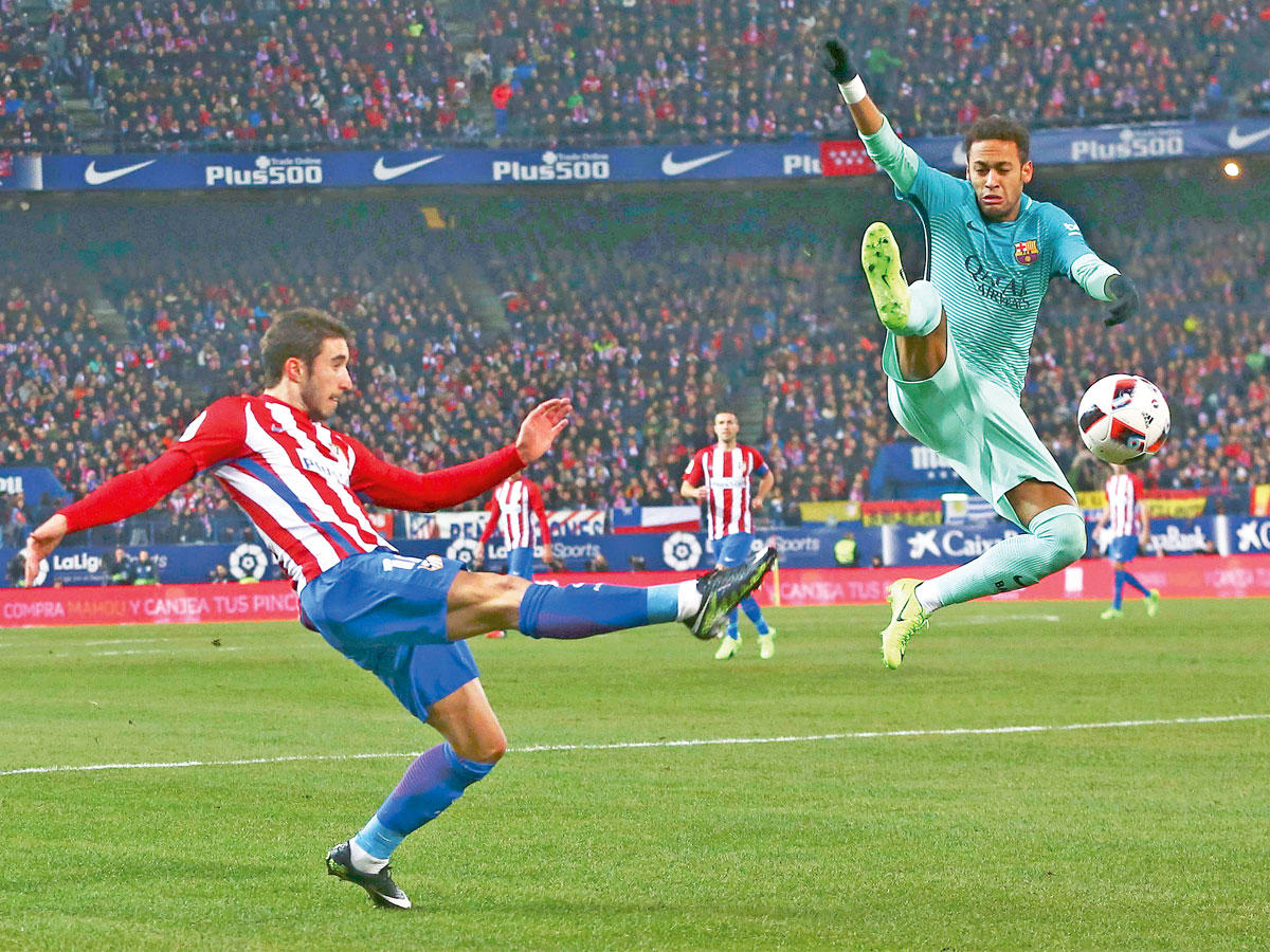 جانب من مباراة أتلتيكو مدريد وبرشلونة