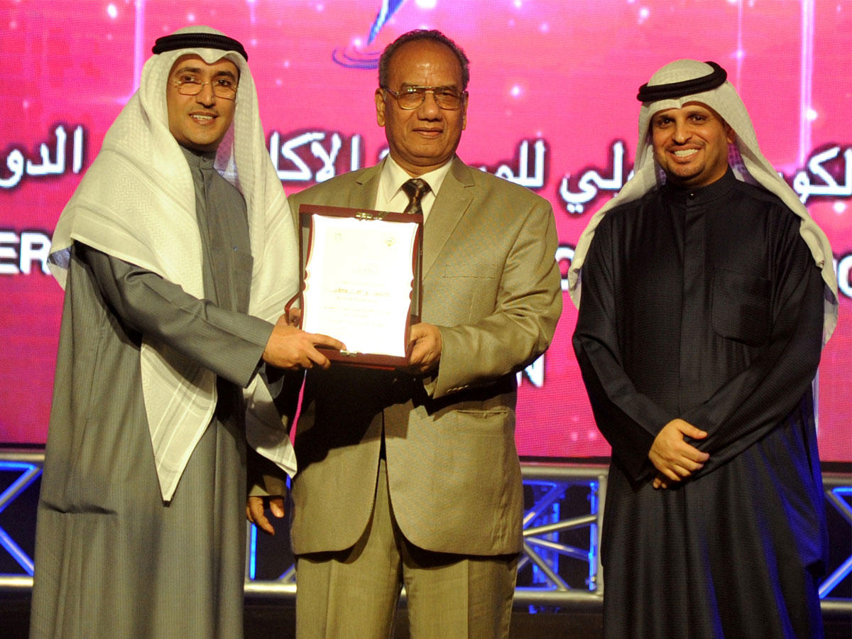 المطيري والهاجري يكرمان عطية في الدورة السابقة