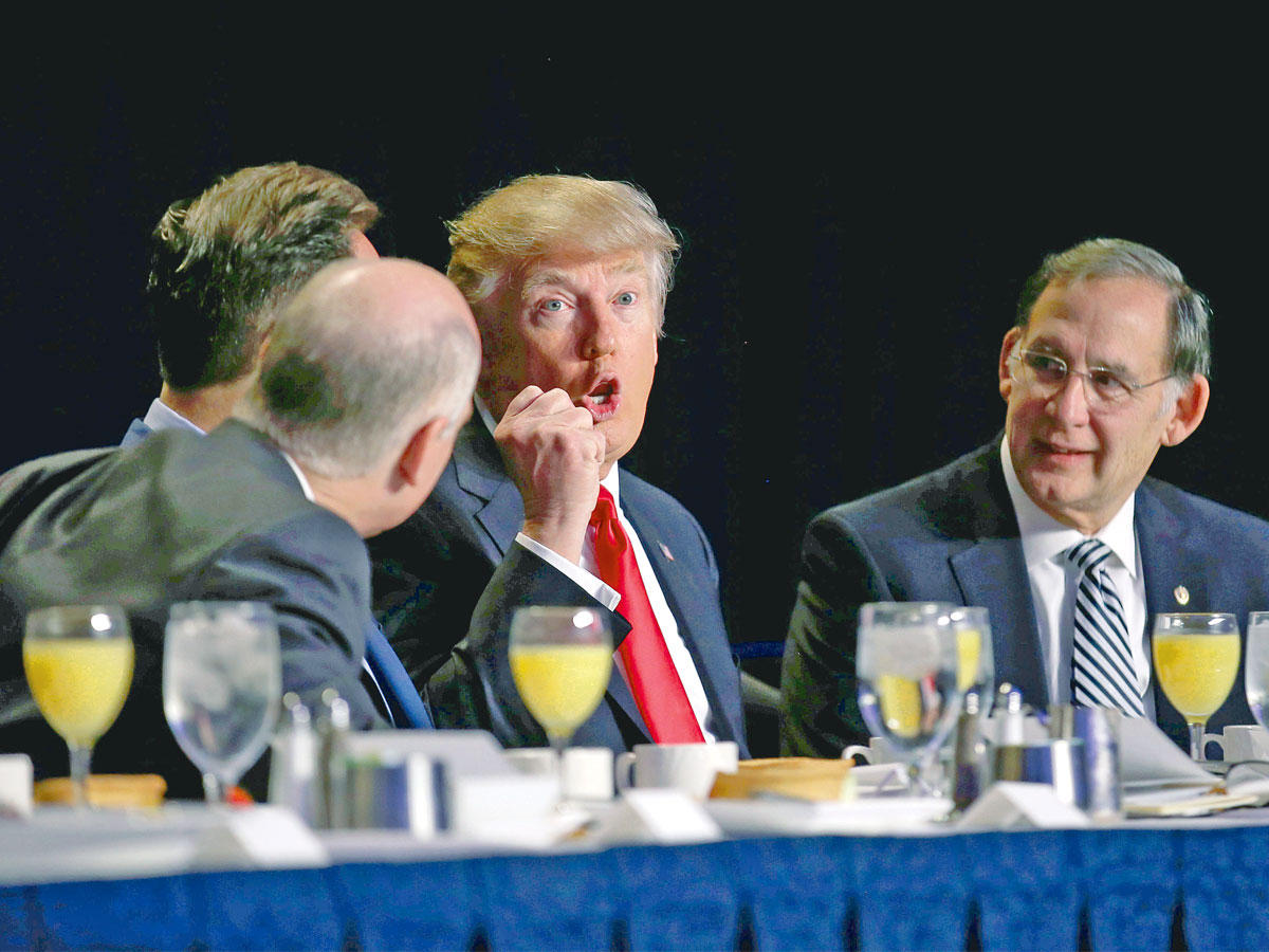 ترامب خلال إفطار الصلاة الوطني في واشنطن (رويترز)