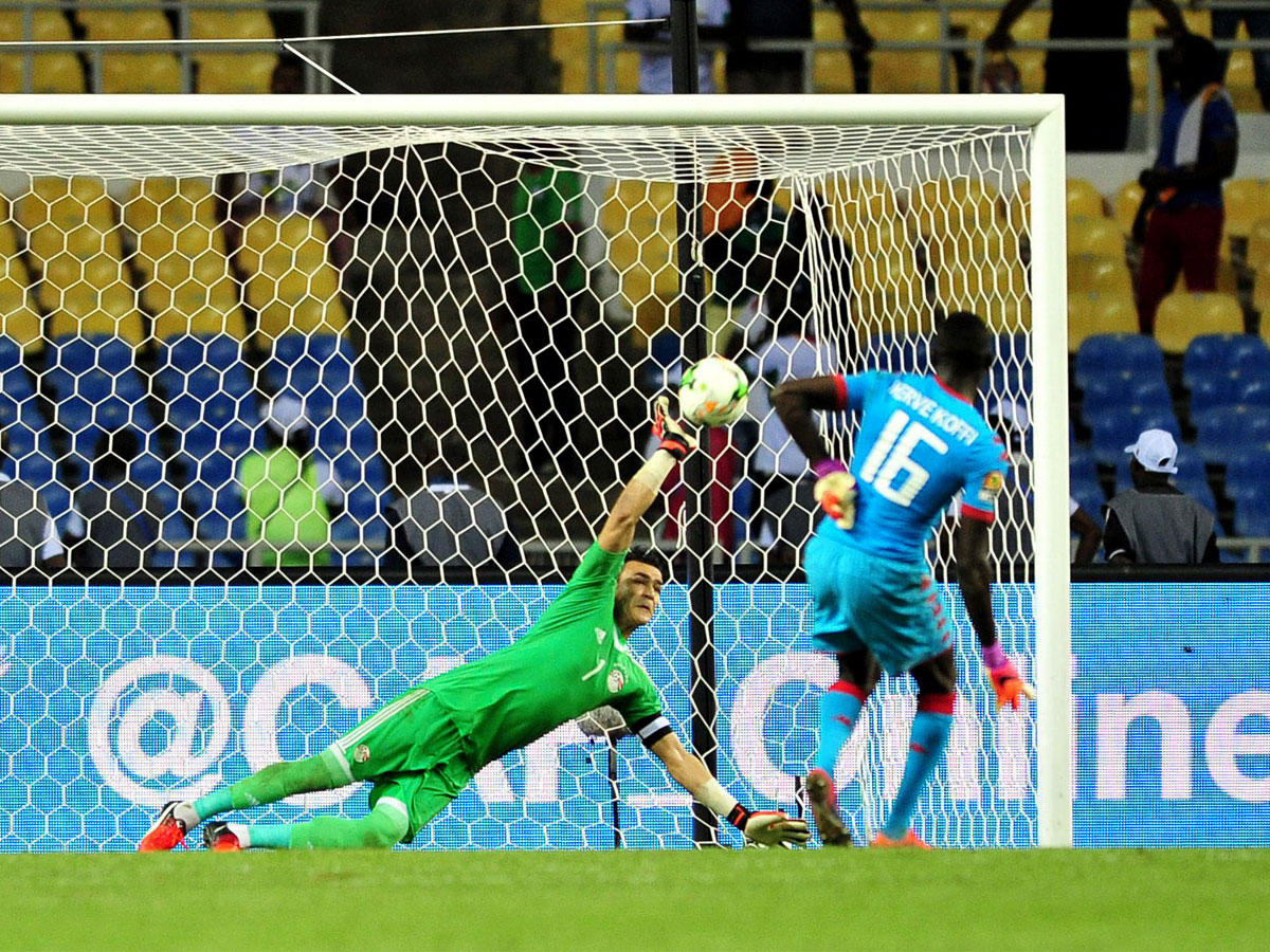 الحضري يتصدى لتسديدة البوركيني هرفي كوفي