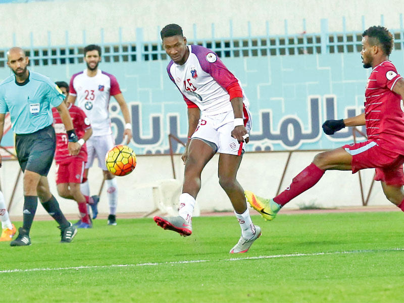 جمعة سعيد يحاول المرور من دفاع النصر (تصوير جورج رجي)